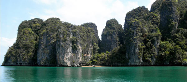 bareboat charter yacht sailing to koh roi phuket thailand